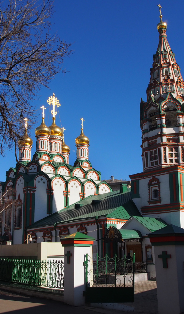 Старинная церковь Николая Чудотворца под голубым небом в Хамовниках, Москва. Россия