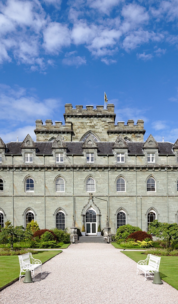 Замок Инверари под красивым голубым небом, Шотландия