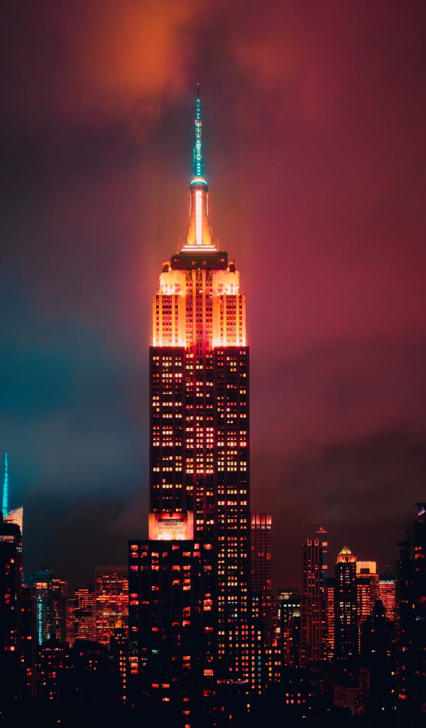 Небоскреб Эмпайр-стейт-билдинг ночью, Манхеттен. США