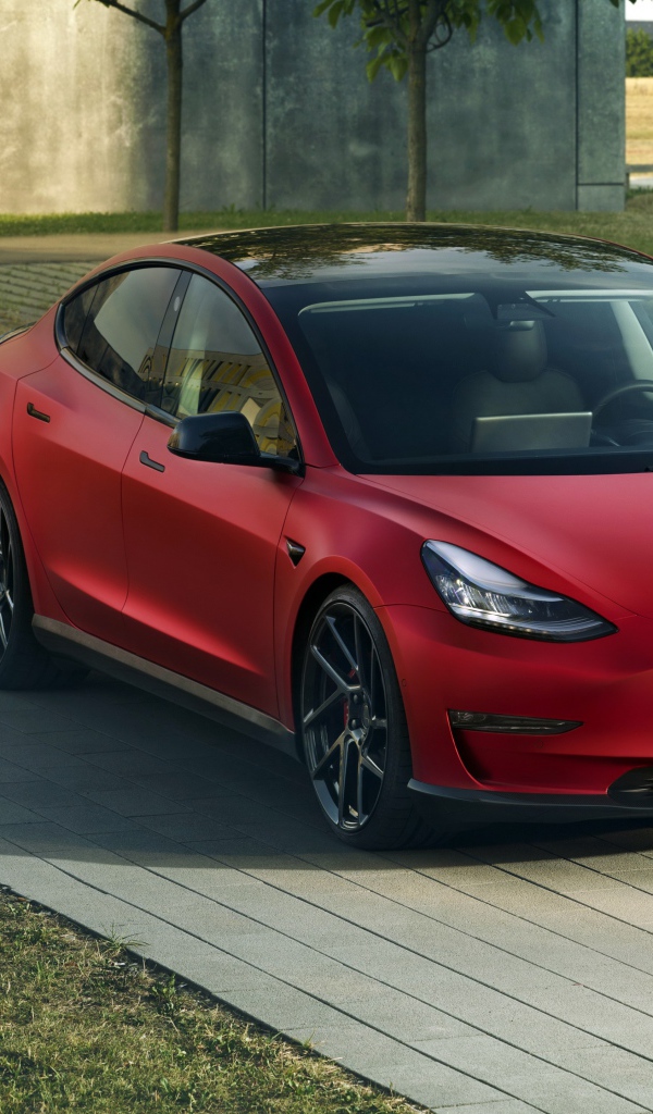 Красный автомобиль Novitec Tesla Model 3 2019 года 