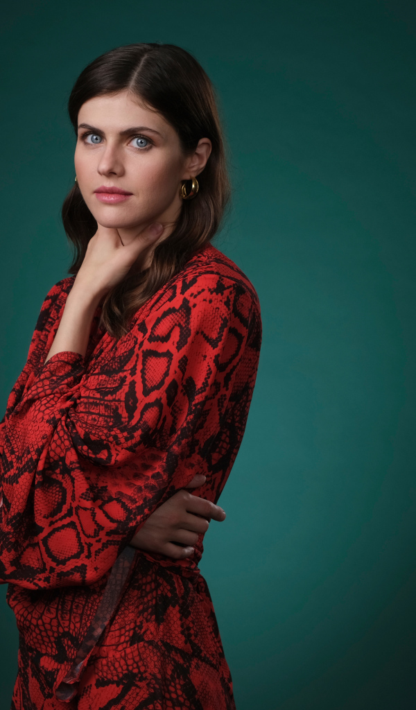 Актриса Александра Даддарио в красном платье
