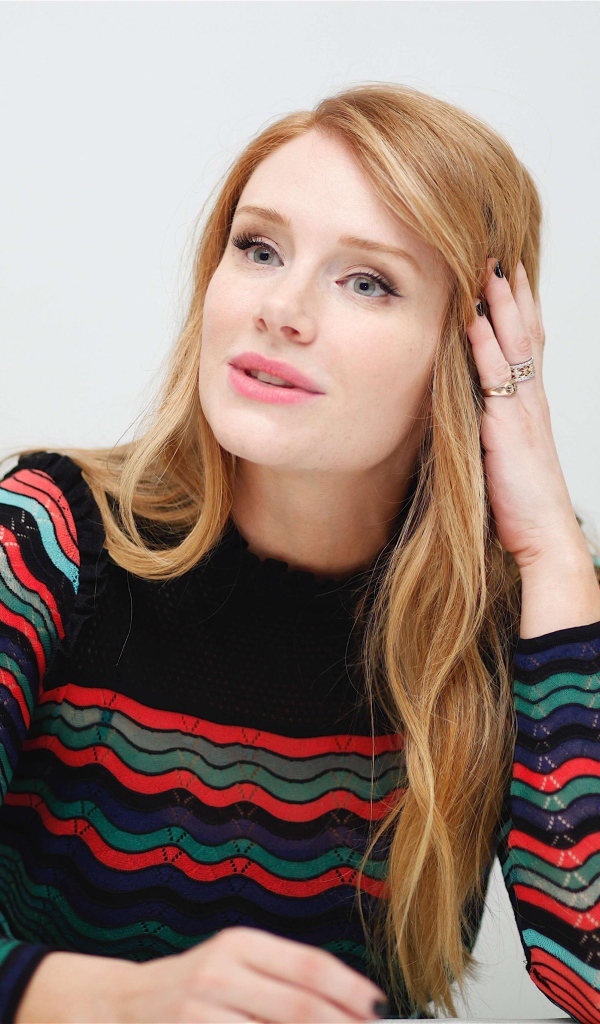 Актриса Брайс Даллас Ховард на сером фоне