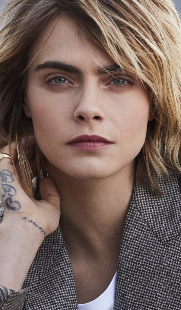 Актриса Кара Делевинь в пиджаке с татуировкой на руке