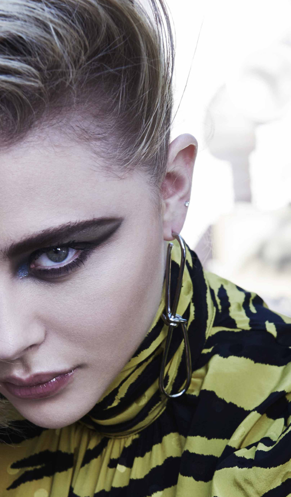 Актриса Хлоя Грейс Морец с макияжем на глазах 