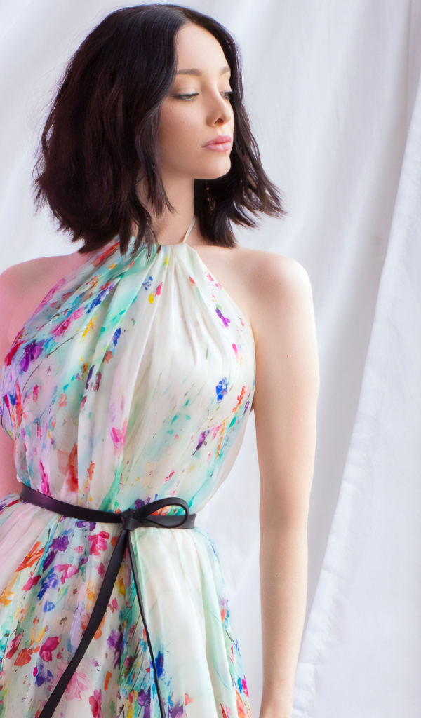 Актриса Эмма Дюмон в красивом платье у окна