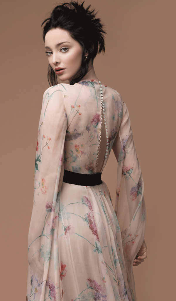 Актриса Эмма Дюмон в красивом платье на коричневом фоне