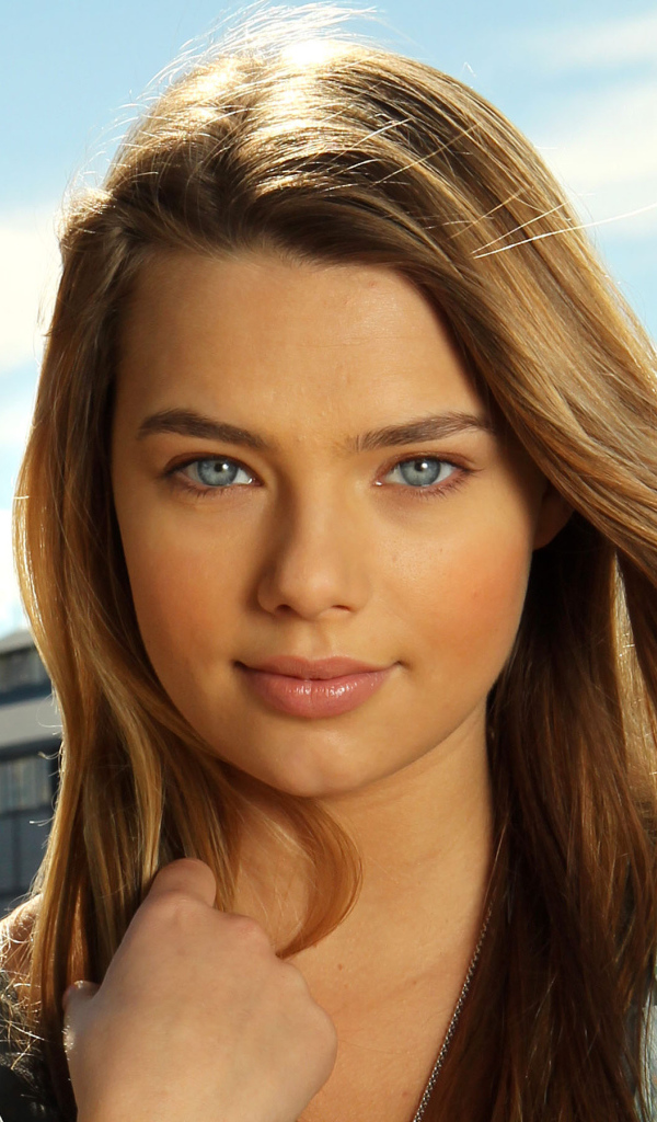 Актриса Индиана Эванс лицо крупным планом