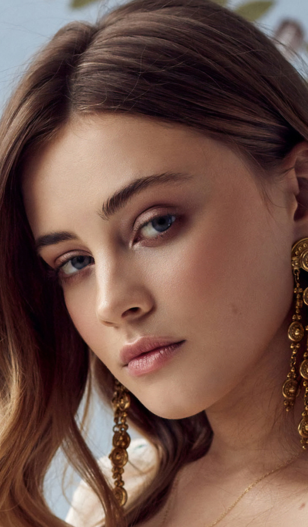 Актриса Джозефин Лэнгфорд с большими сережками в ушах