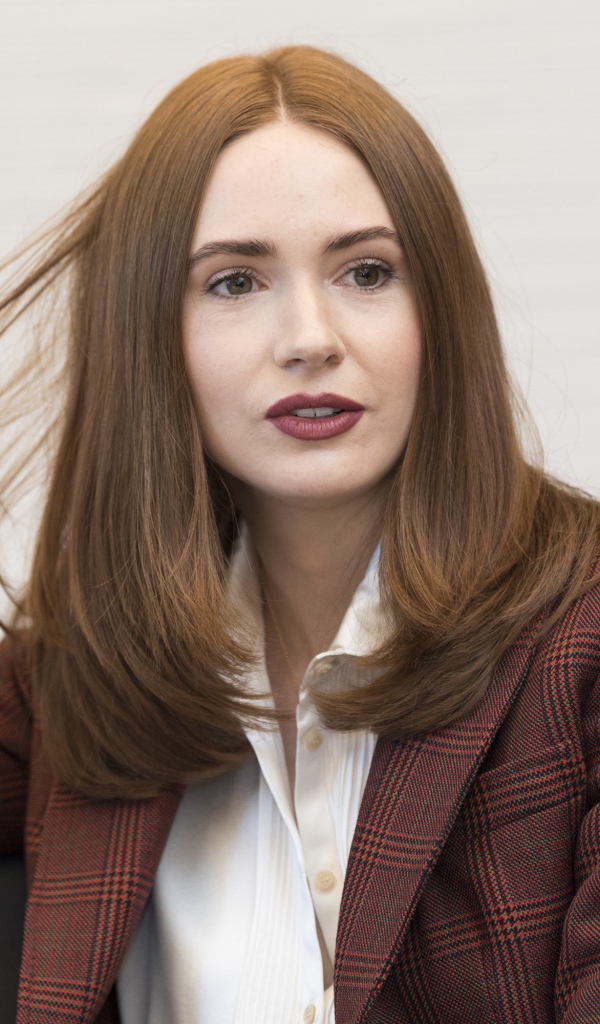 Актриса Карен Гиллан в пиджаке держит волосы