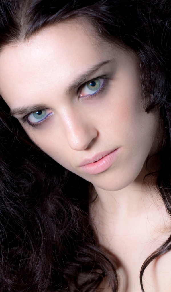 Актриса Кэти Макграт у стены крупным планом