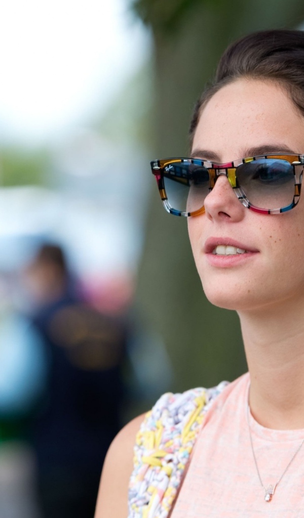 Актриса Кая Скоделарио в солнечных очках