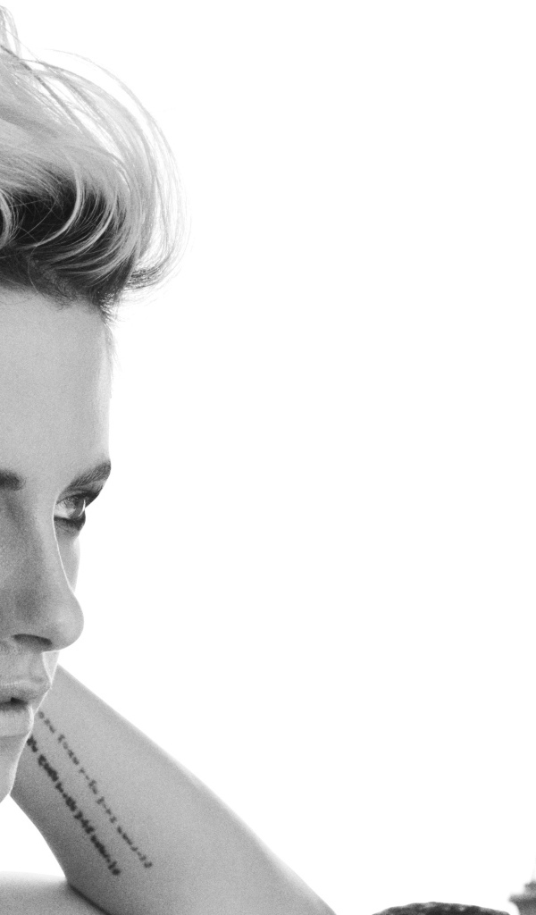 Актриса Кристен Стюарт на фоне Эйфелевой башни черно белое фото 