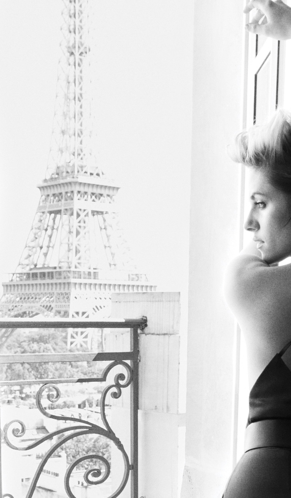 Актриса Кристен Стюарт стоит у окна в Париже