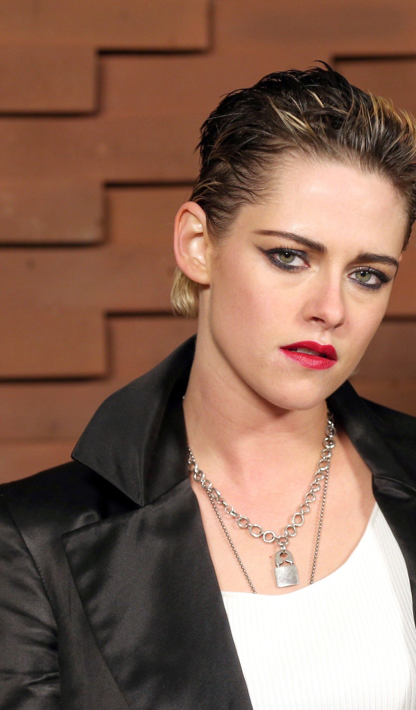 Актриса Кристен Стюарт с короткой стрижкой в черном пиджаке