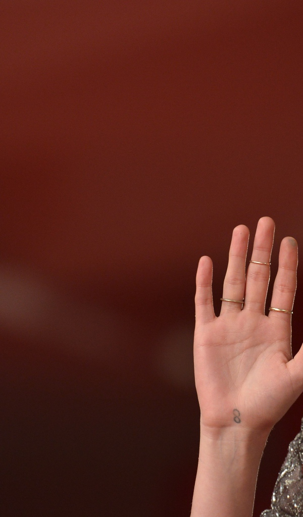 Актриса Кристен Стюарт с поднятой рукой