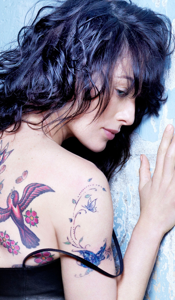 Актриса Лена Хиди с татуировками на теле у стены