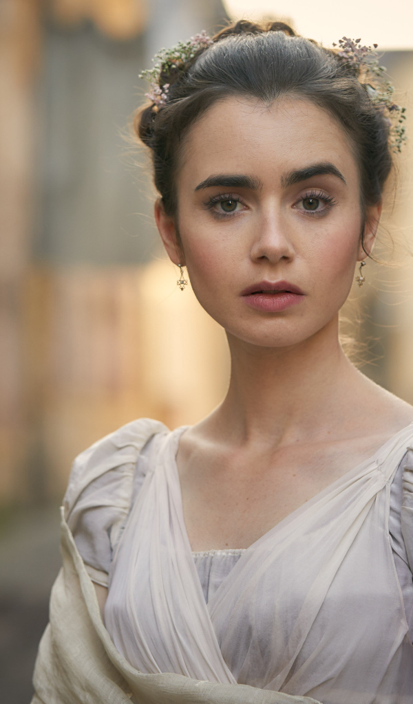 Актриса Лили Коллинз в роли 