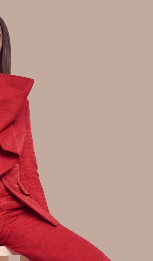 Актриса Мэйси Уильямс в красном костюме с большим бантом 