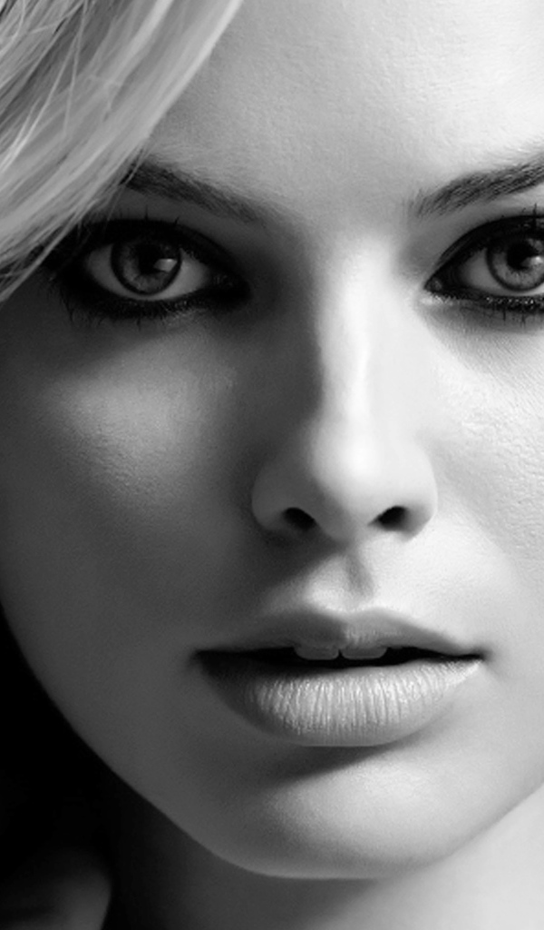 Актриса Марго Робби лицо крупным планом черно белое фото
