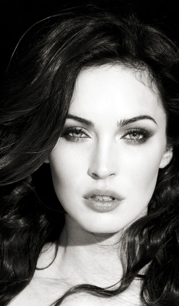 Актриса Меган Фокс черно белое фото крупным планом