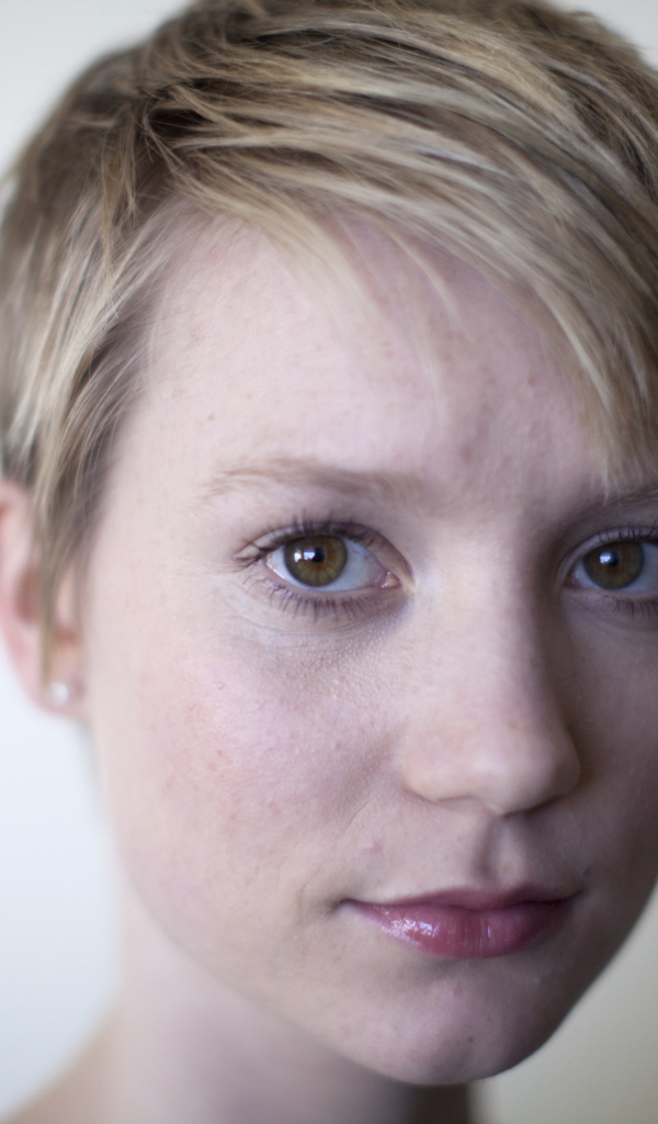 Актриса Миа Васиковска с короткой стрижкой