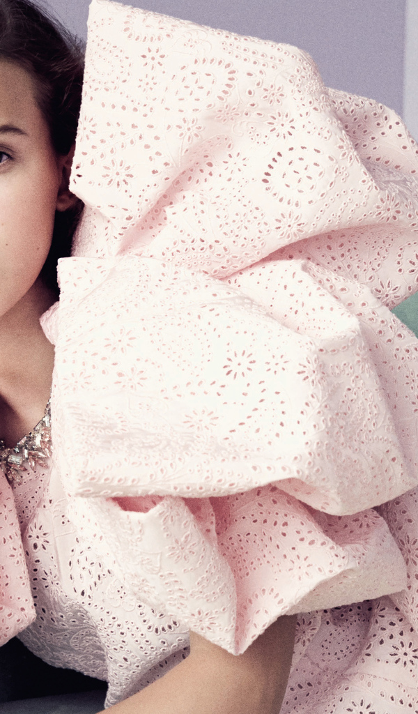 Актриса Милли Браун в розовом платье 