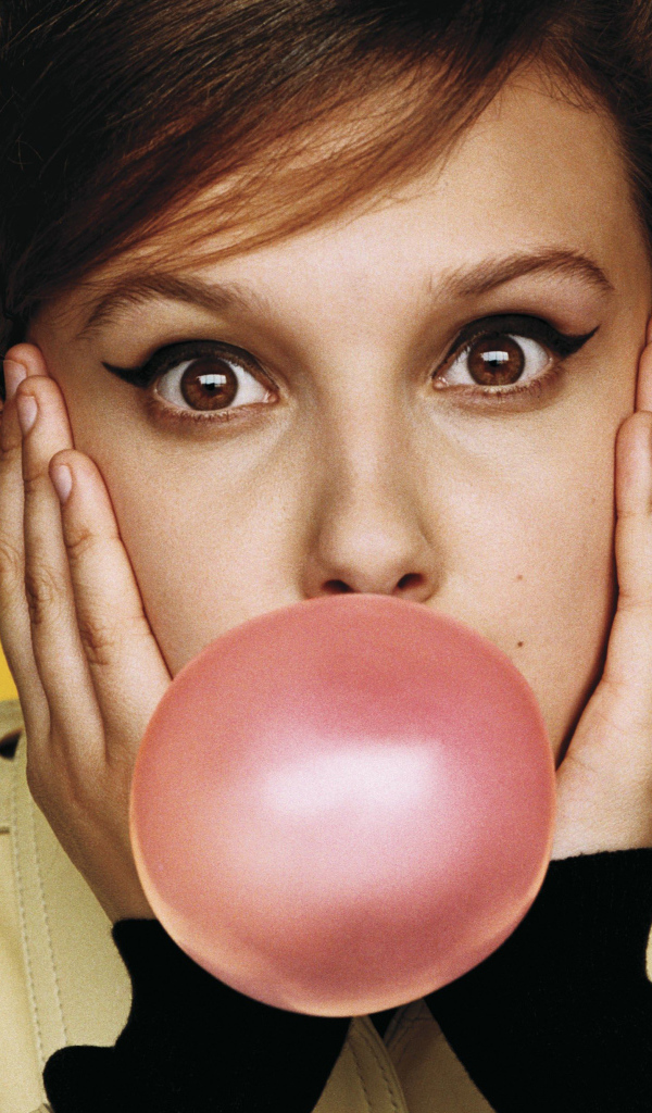 Актриса Милли Браун с жевательной резинкой во рту 