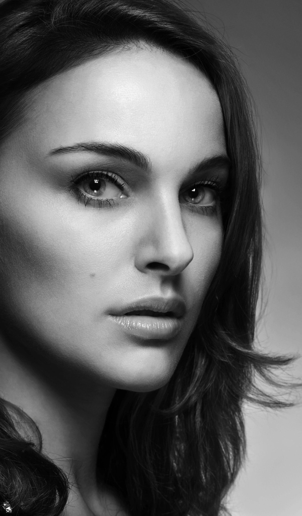 Актриса Натали Портман черно белое фото крупным планом