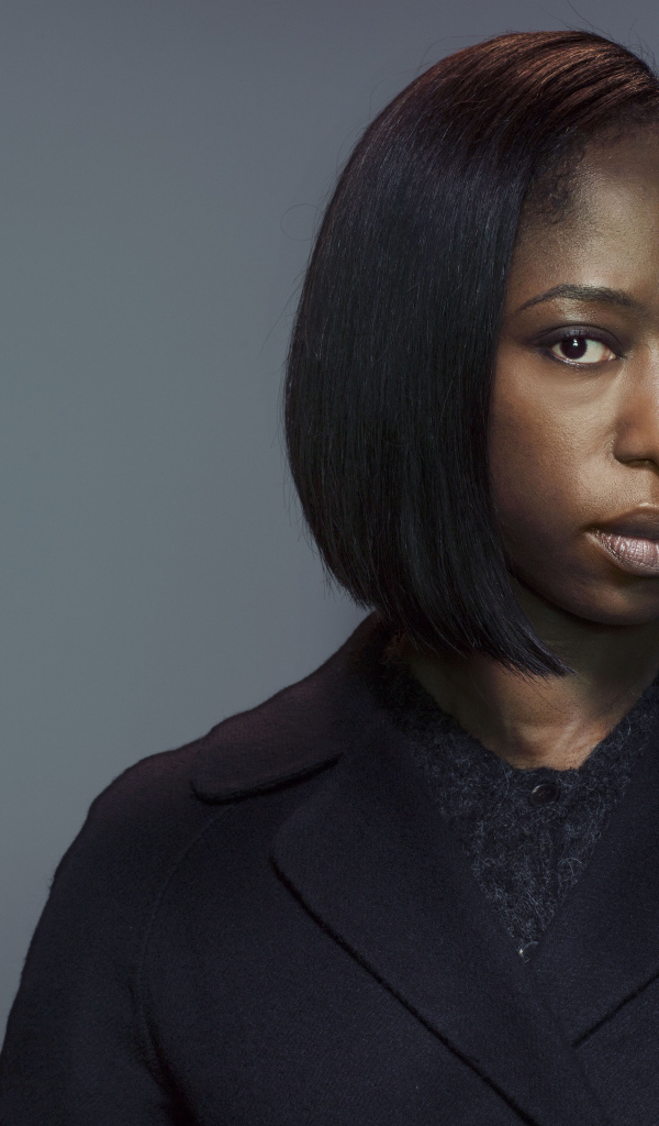 Актриса Никки Амука-Бёрд на сером фоне