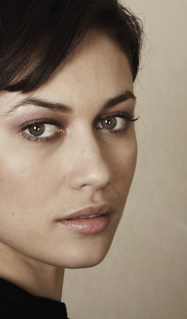 Актриса Ольга Куриленко с зелеными глазами