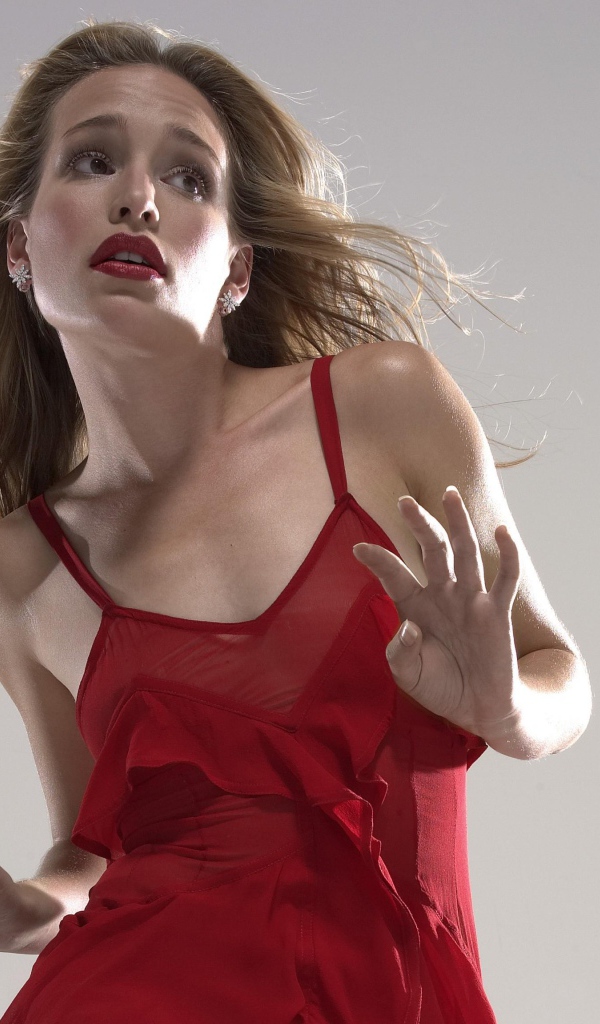 Актриса Пайпер Перабо в красном платье на сером фоне