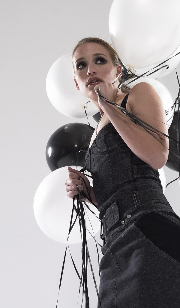  Актриса Пайпер Перабо с воздушными шарами