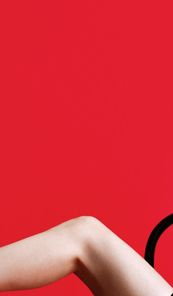 Актриса Рэйчел Броснахэн на красном фоне