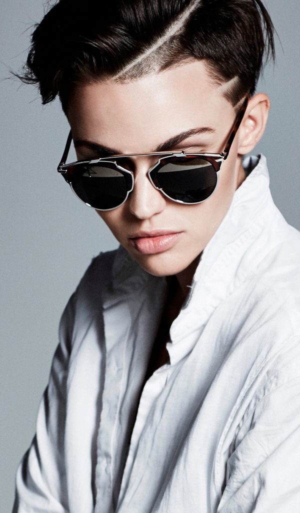 Актриса Руби Роуз в белой рубашке и очках на сером фоне