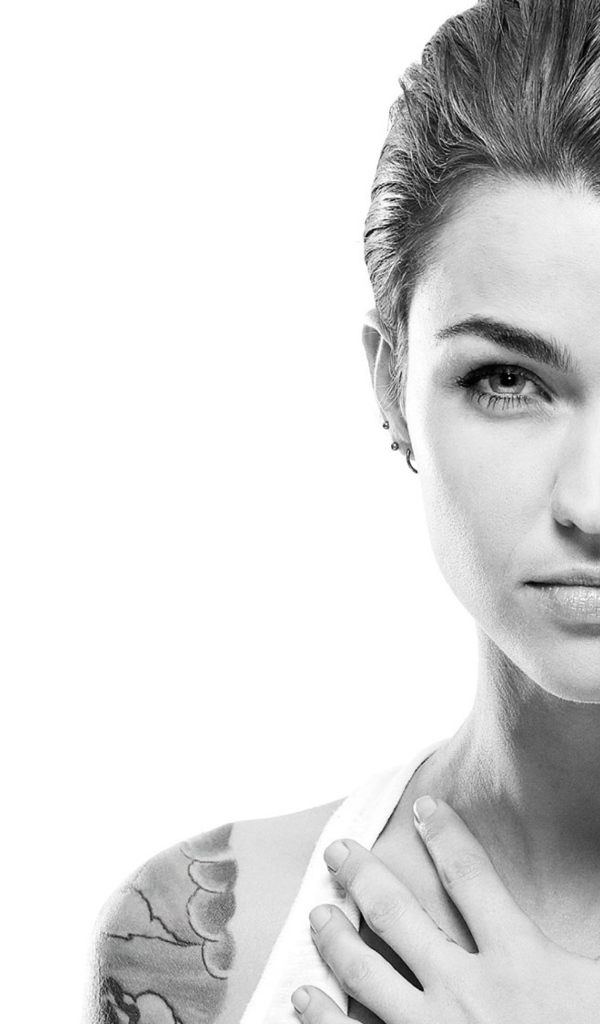 Актриса Руби Роуз с татуировками на теле черно белое фото