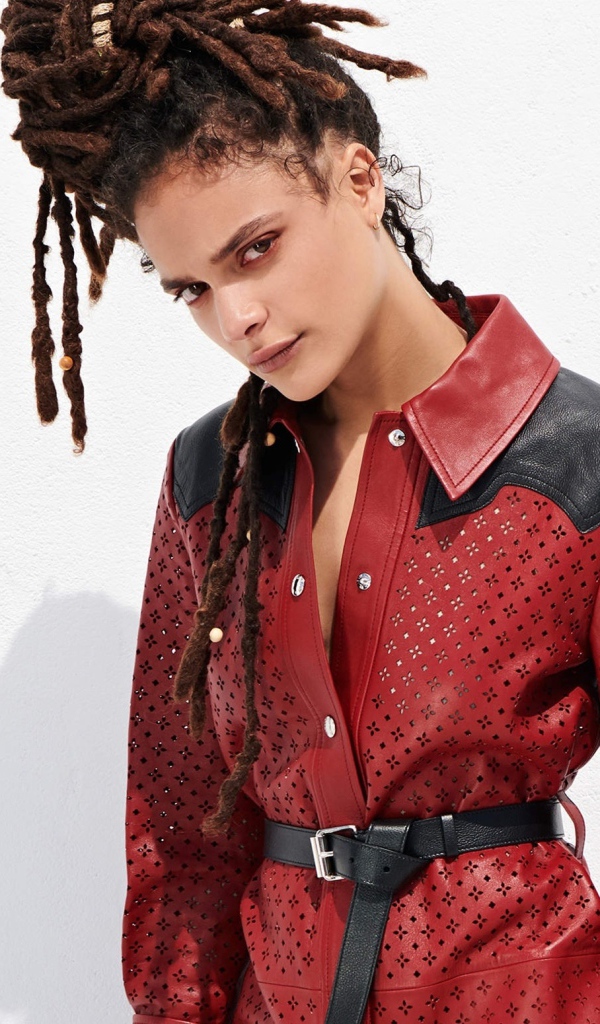 Актриса Саша Лейн на белом фоне