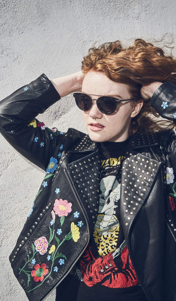 Актриса Шеннон Пёрсер в кожаной куртке у стены