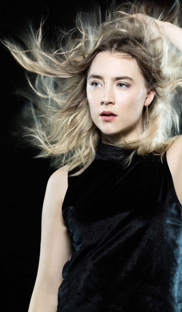 Актриса Сирша Ронан в черном наряде на черном фоне