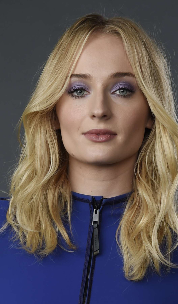 Актриса Софи Тернер крупным планом на сером фоне