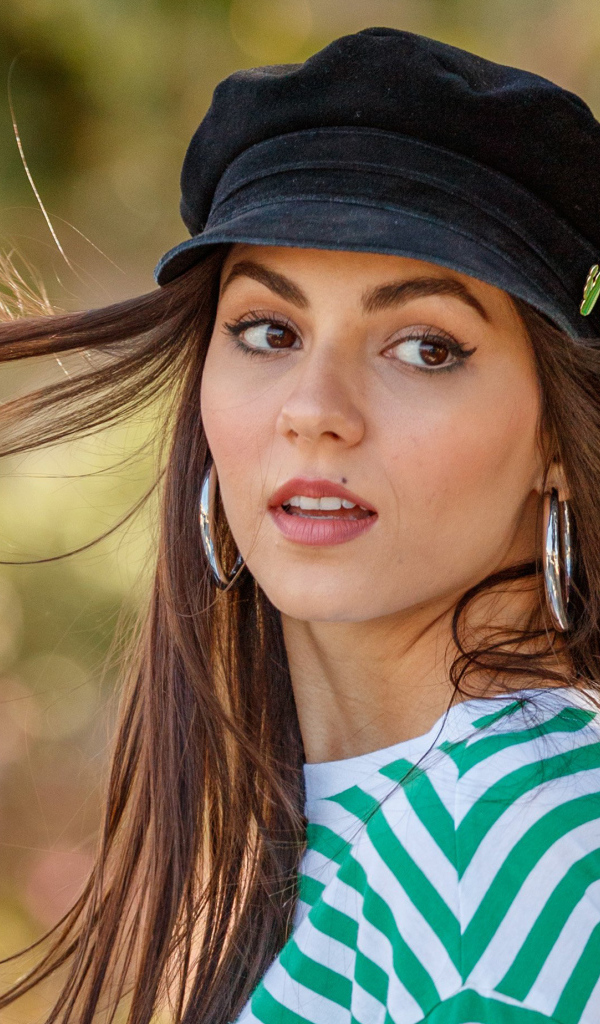 Актриса Виктория Джастис в черной кепке