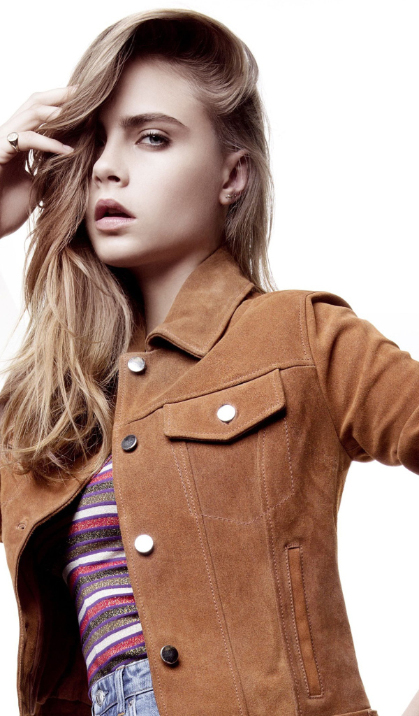 Актриса,  модель Кара Делевинь в коричневой куртке 