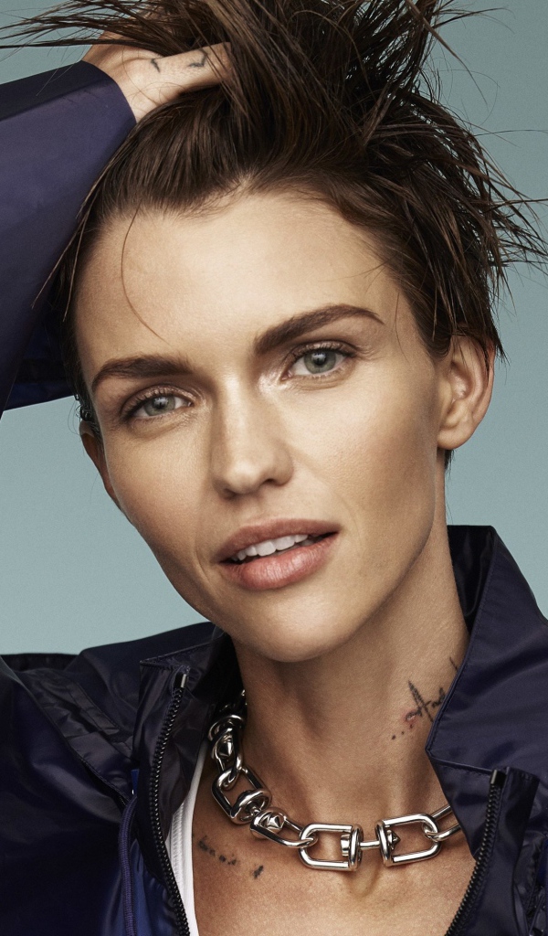 Актриса модель Руби Роуз в куртке на сером фоне