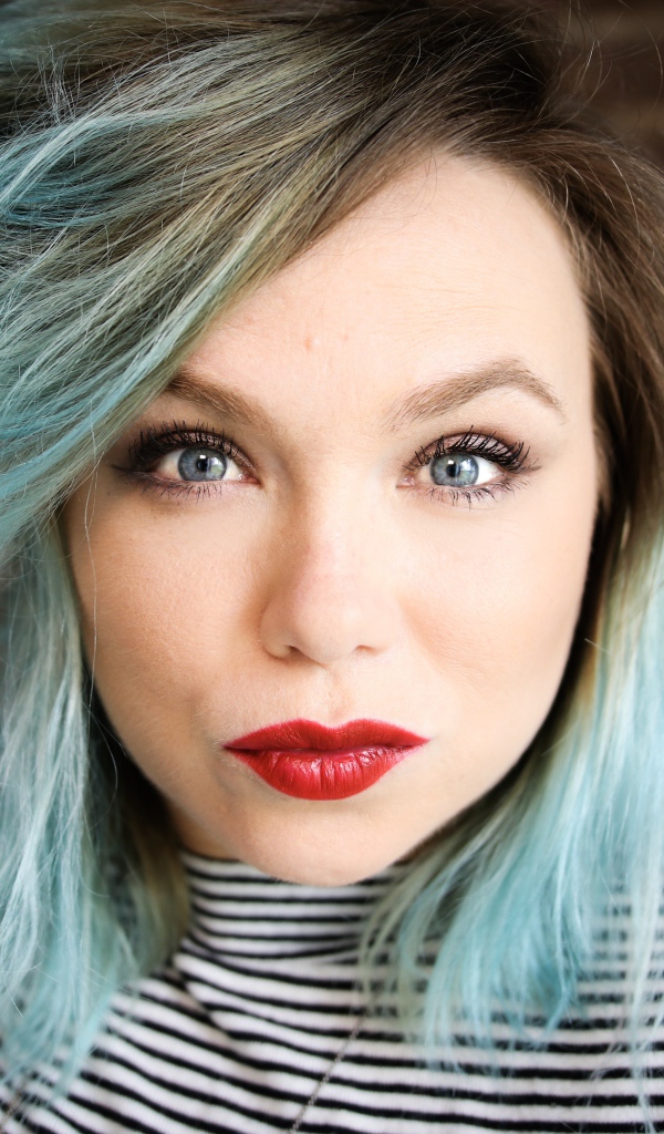 Американская актриса Аманда Фуллер с голубыми волосами