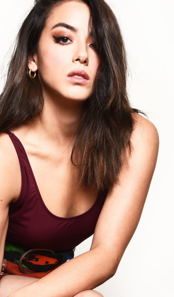 Американская актриса Хлоя Беннет на белом фоне