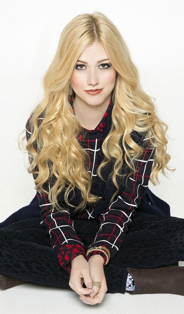 Американская актриса Кэтрин Макнамара на белом фоне