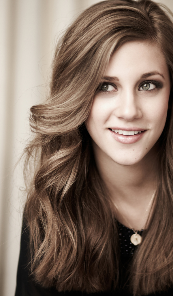 Американская актриса Лили Рейнхарт с милой улыбкой