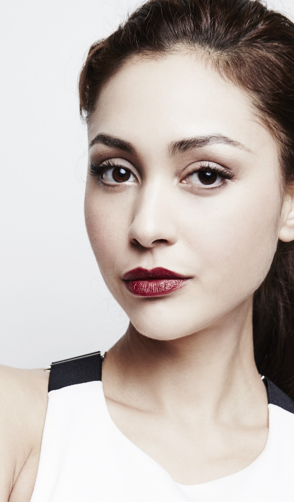 Американская актриса Линдси Морган с красными губами