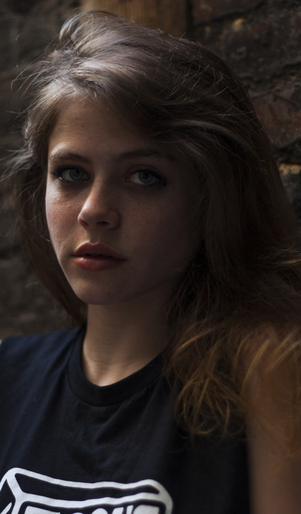 Американская актриса Оливия Луккарди у стены