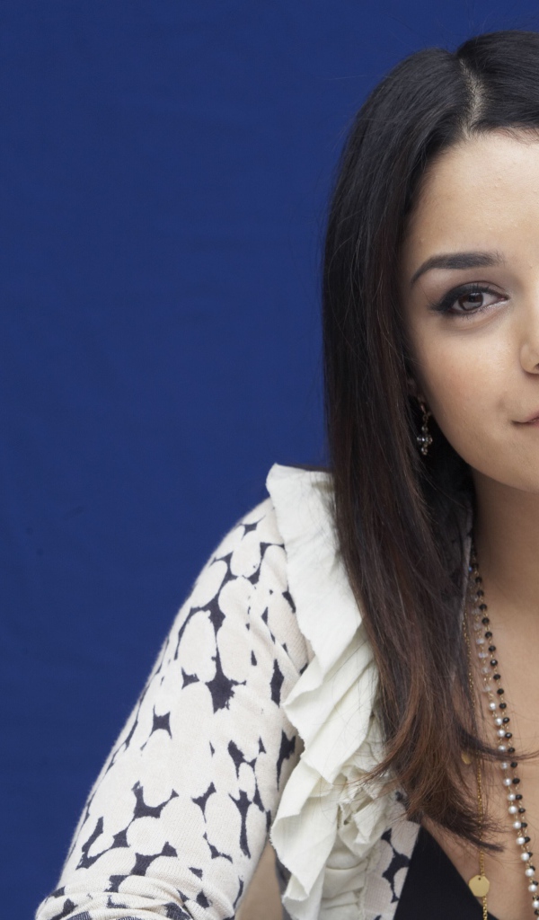 Американская актриса Ванесса Хадженс на синем фоне