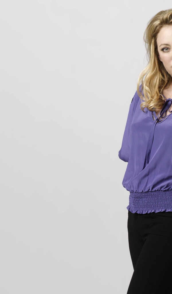 Американская актриса Вирджиния Мэдсен на сером фоне